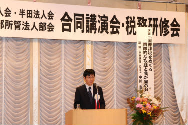 講演する中川調査部長